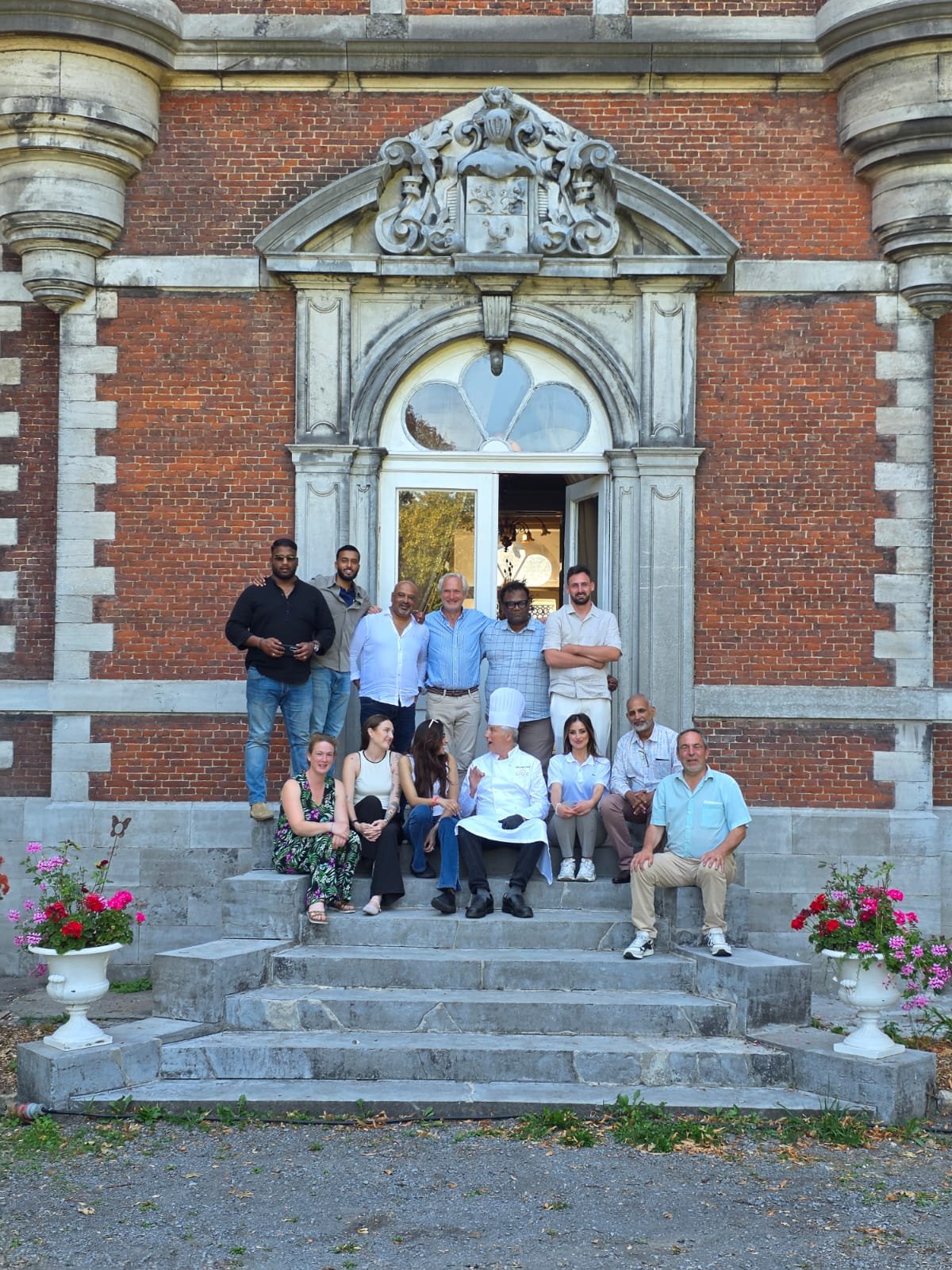 L'équipe Miremont Estate sur les marches du château